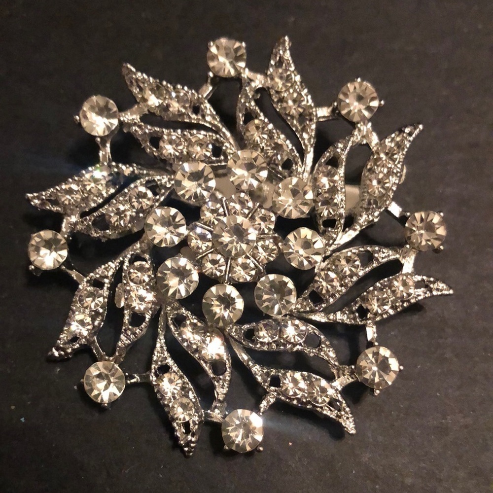 Crystal clear floral silver tone brooch pin​